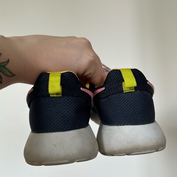 NIKE Roshe Run Running Low Navy Pink Shoes - Picture 7 of 9